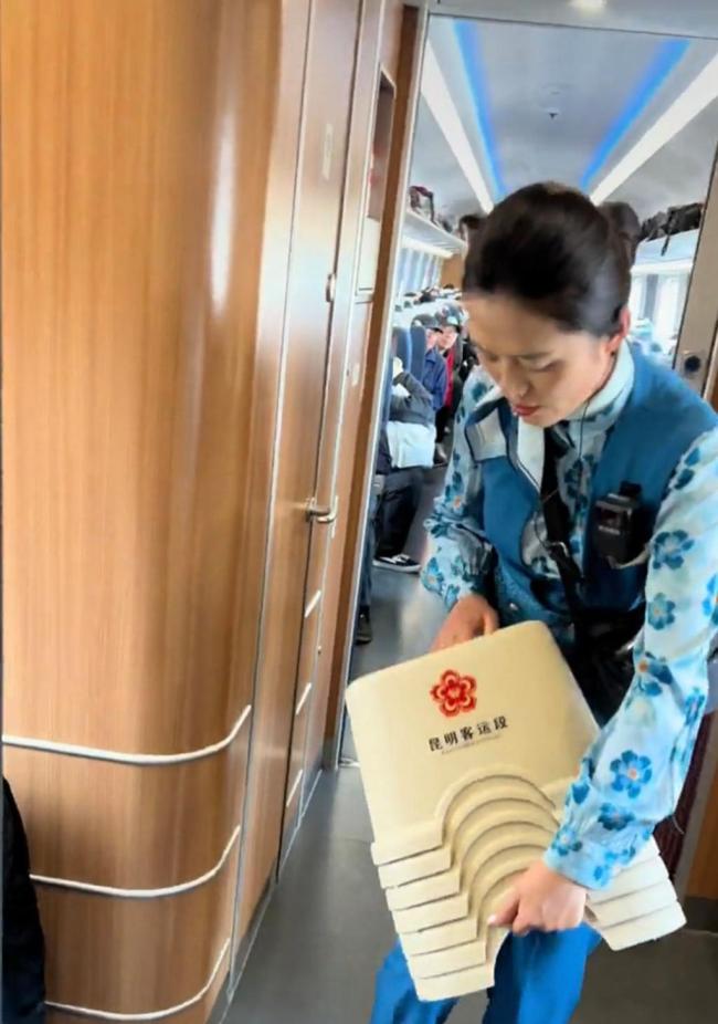 高铁上配置5000个“爱心便民凳” 提升春运出行体验