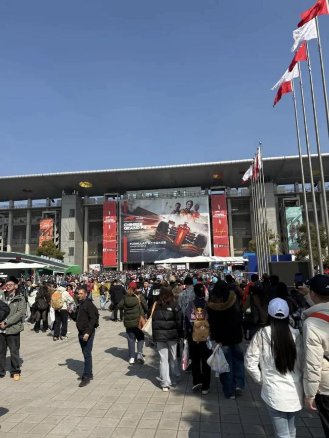 F1上海站鸣枪在即 23万人狂欢开启