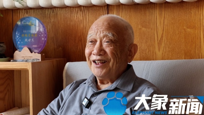 85岁核武专家称自己是幸福老头 用写作对抗生活