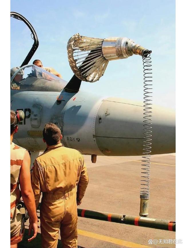 战机空中加油有多难 云端上的“穿针引线”
