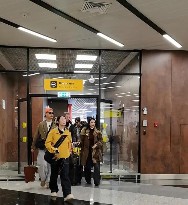 金莎孙丞潇录妻旅全程牵手 未婚情侣引发热议