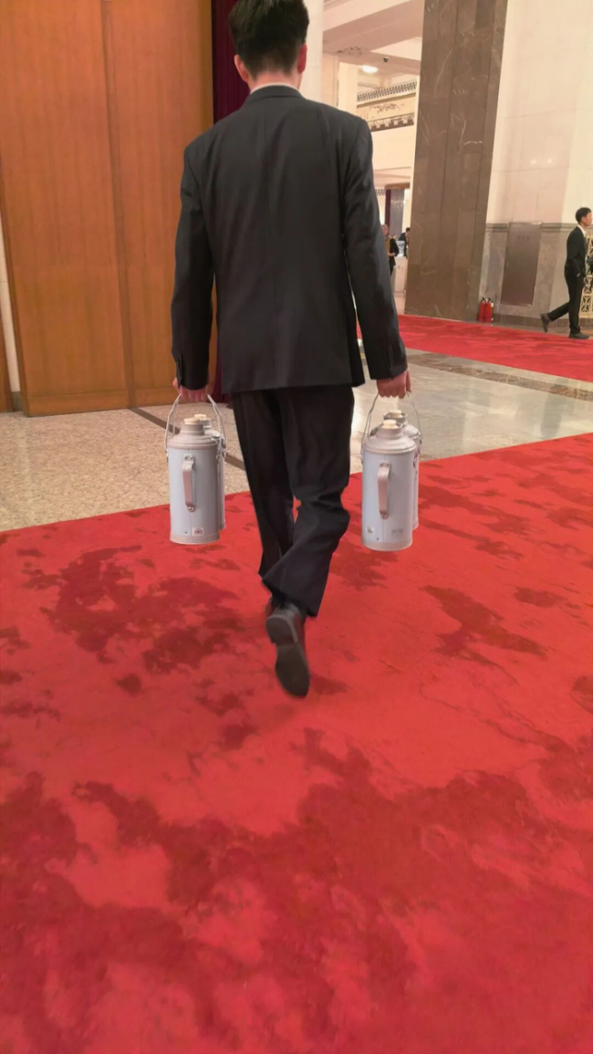 人民大会堂“过时”热水瓶火了 节俭本色引关注