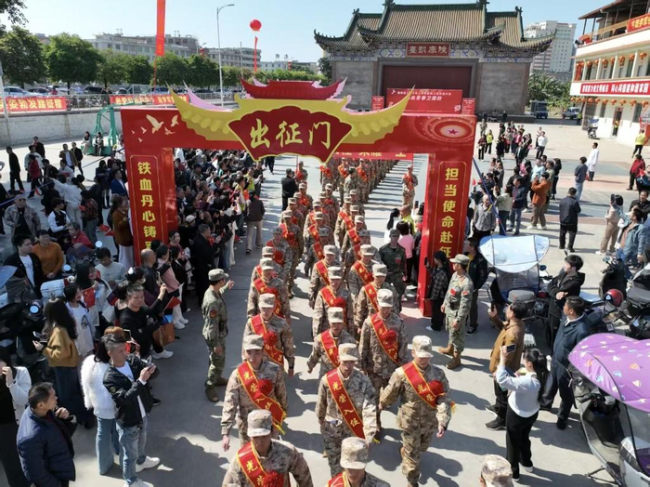 英歌舞巡游欢送新兵仪式感拉满 非遗文化助阵壮行