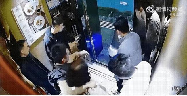 机器人正要进电梯被人一脚踹倒