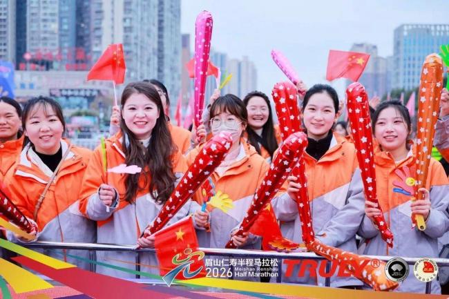 2026眉山仁马冠军诞生 国内外跑友竞速逐梦