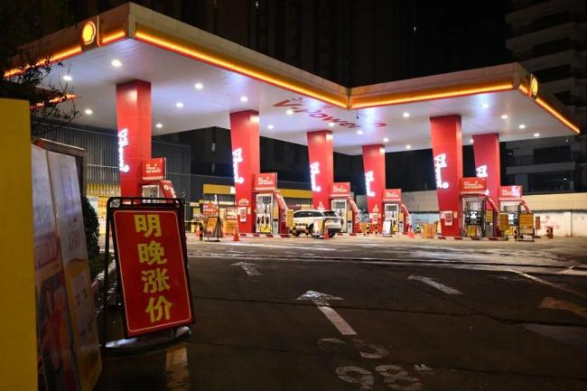 赶在涨价前抢加油 买油车的人后悔了 油价波动引发车主焦虑