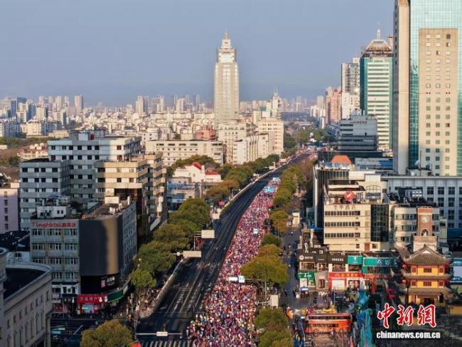 27000名全球跑者逐梦宁波马拉松 穿越古今的城市奔跑盛会