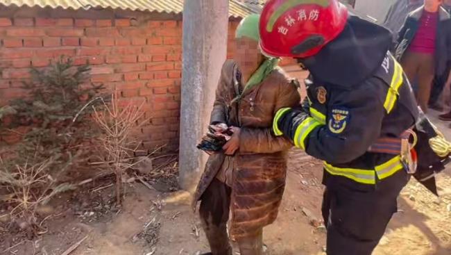 消防极速灭火为老人保住5万余元积蓄 废墟中刨出现金