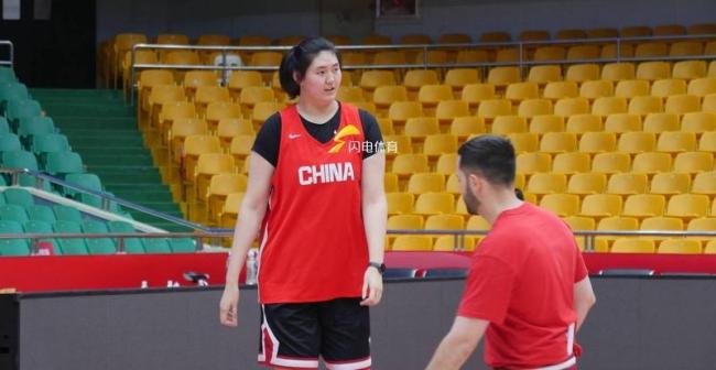 女姚明打爆女KD的背后 张子宇的进步被身高所掩盖 篮不住嘴 巨人时代的困惑