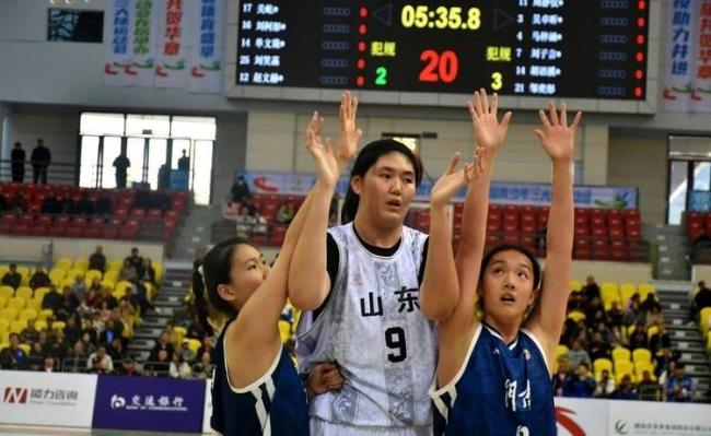 女姚明打爆女KD的背后 张子宇的进步被身高所掩盖 篮不住嘴 巨人时代的困惑