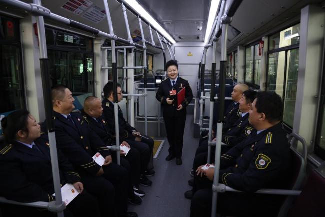 履职归来,北京公交集团电车分公司103路驾驶员何少花第一时间传递“两会”温度