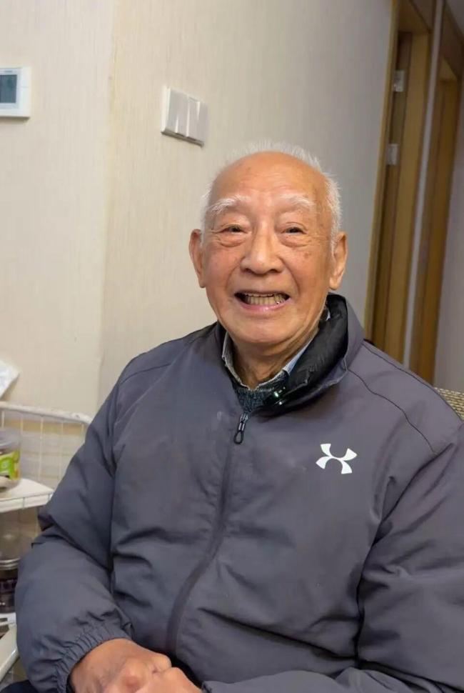 98岁爷爷在西湖边与外国人飙英语火了