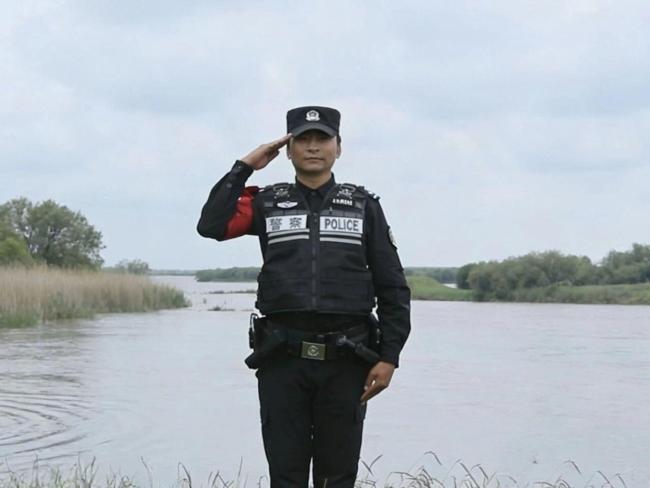 痛心！逃犯开枪拒捕 37岁民警壮烈牺牲