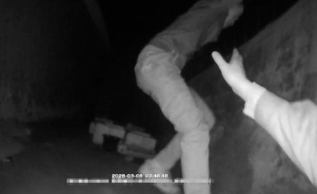 民警救下轻生男子膝盖缝三针