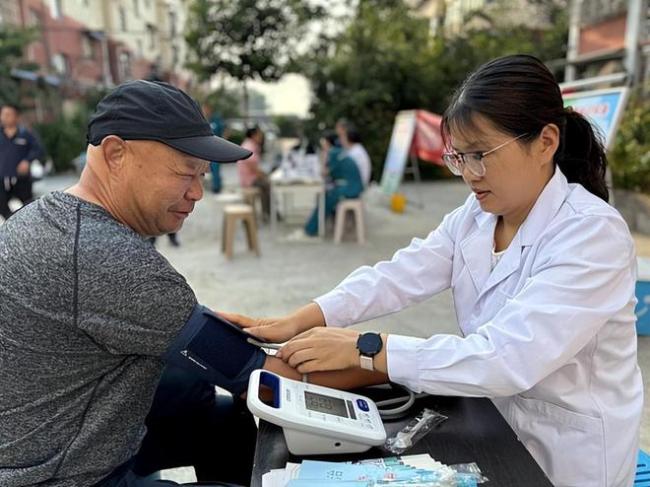 天气回暖，医师吩咐高血压患者：宁可看电视，也别松驰作念这4件事 春季血压需严慎科罚