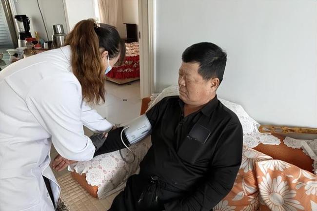 天气回暖，医师吩咐高血压患者：宁可看电视，也别松驰作念这4件事 春季血压需严慎科罚