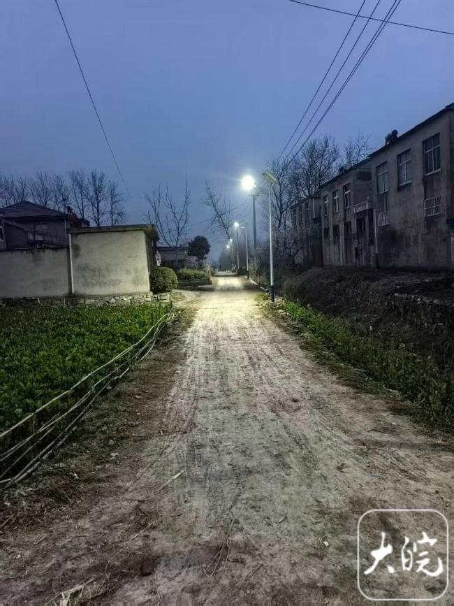 男子出资3万为村里安装50盏路灯