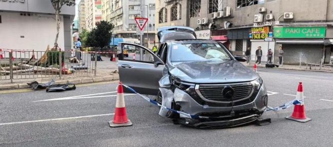 香港75岁司机疑油门当刹车撞8人 事故致多人受伤