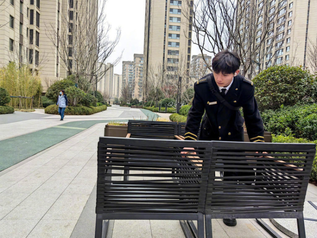 26岁小区保安寒夜救回醉卧失智业主 精确定位救东谈主