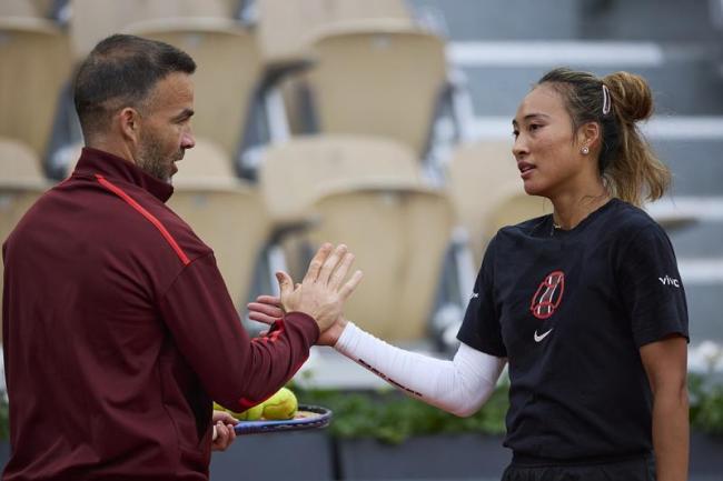 功勋教练佩雷里巴回来“救场” 郑钦文迎保分关键战 助力走出低谷