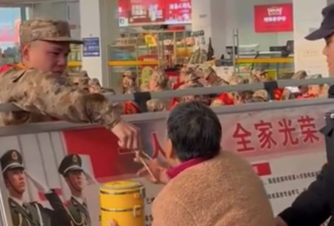 这一幕看泪目了！河南76岁奶奶送孙子入伍