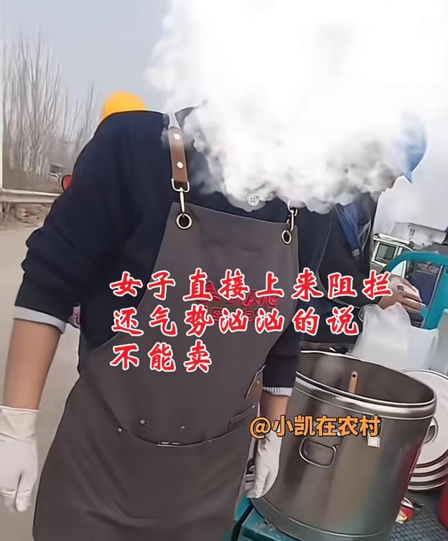 小伙卖卤肉饭被同行强行倒菜驱赶