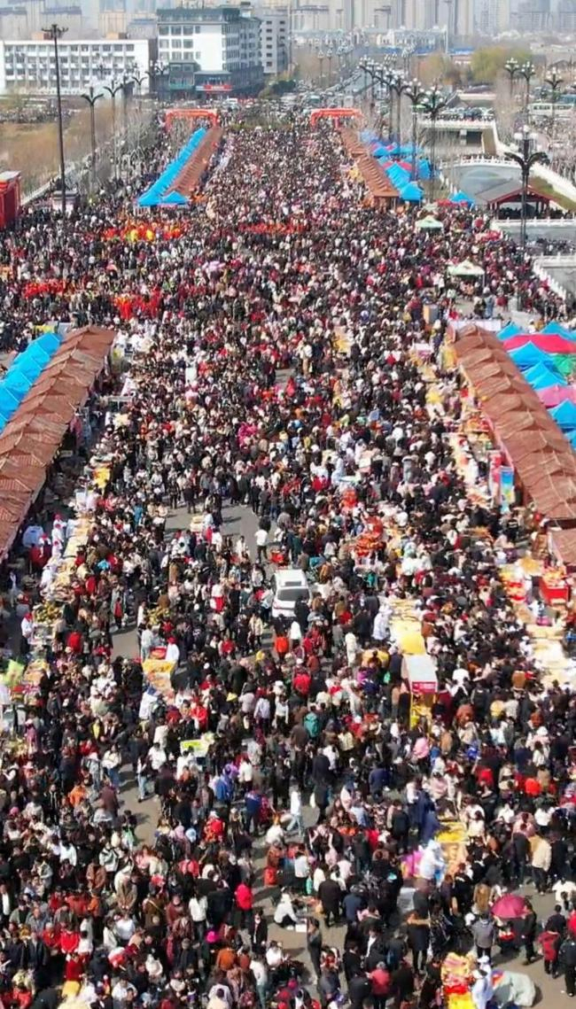 老板27万拿下网红摊位 日成本3万 打造地方美食品牌