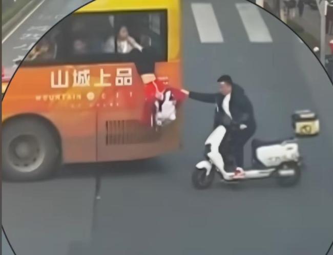 当公交车突然没了台阶 小女孩掉落被托举救起