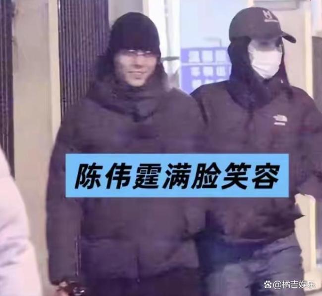 陈伟霆何穗挽手散步 甜蜜同框引爆全网热议