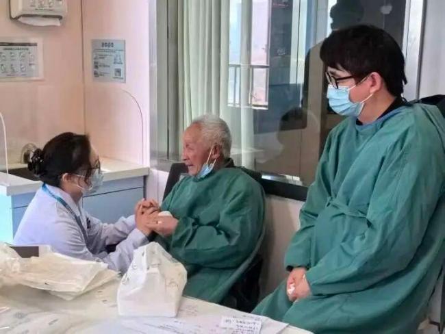“世界上顶好顶好的老太婆”走了 105天的跨城守望