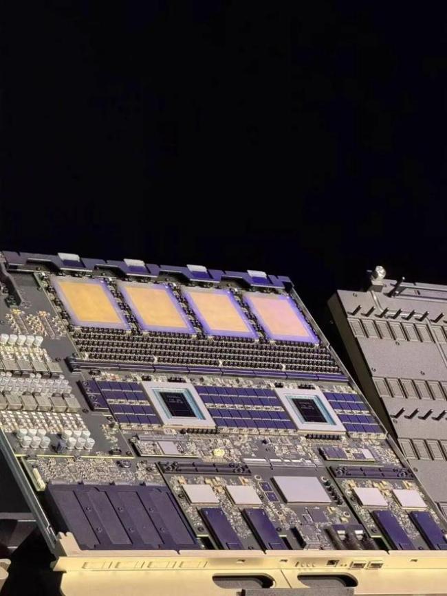 黄仁勋称AI不会让人失业而是更忙碌 工作反馈加速