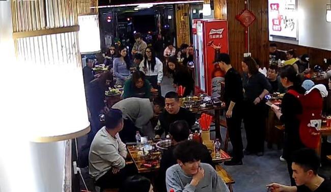 女子异物卡喉窒息好心人救援 爱心接力挽救生命