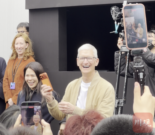 库克现身成都太古里