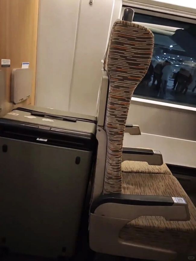 高铁末排座椅被行李挤占无法调节,乘客端坐6小时