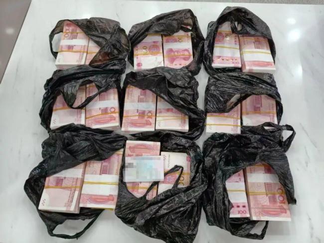 澳门女子藏现金出境被查 裤腰藏36万元现钞