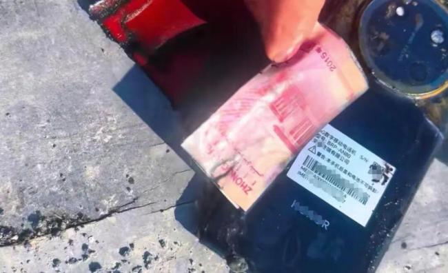 小伙钓鱼钓到丢2年手机 失主称惊喜 意外收获红包