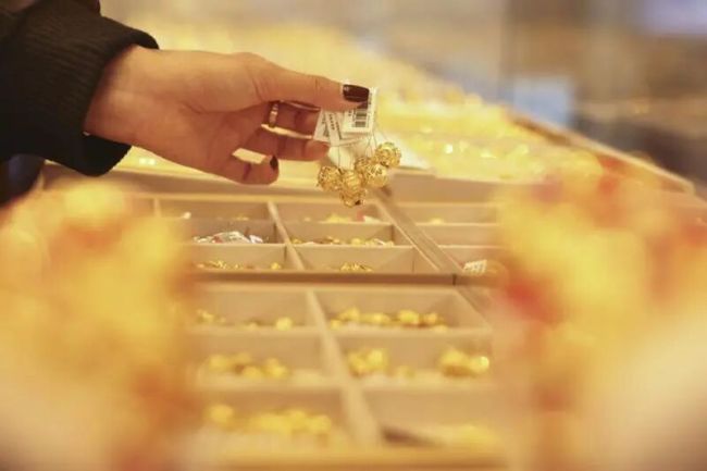 战火不断 黄金为何不涨反跌？