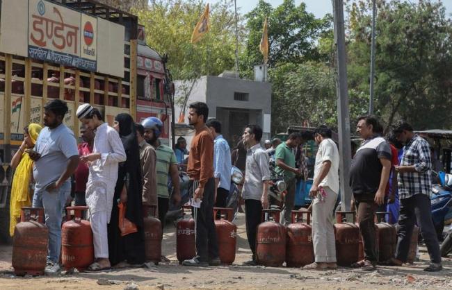 印度民众为争抢燃气爆发斗殴