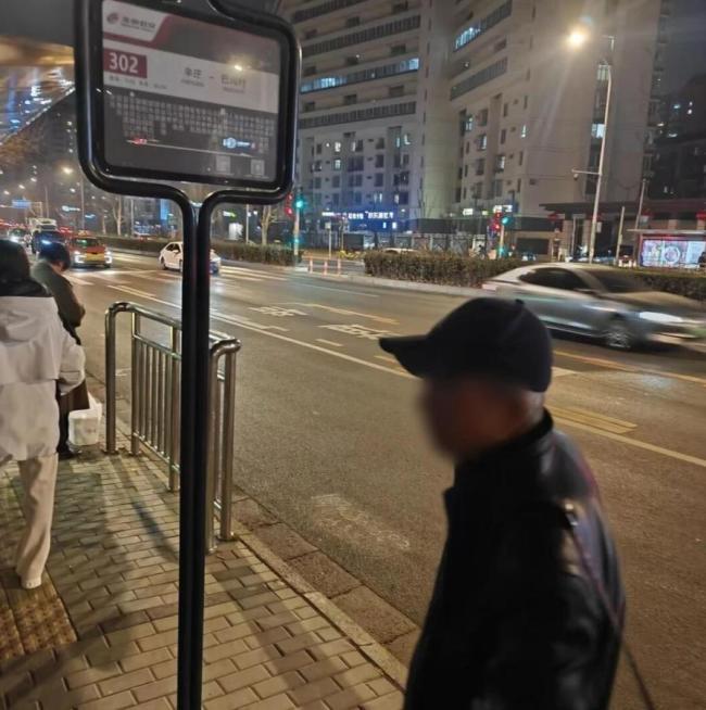 70岁阿尔茨海默症老人地铁迷路 地铁值班站长贴心守护 温情陪伴直至平安到家