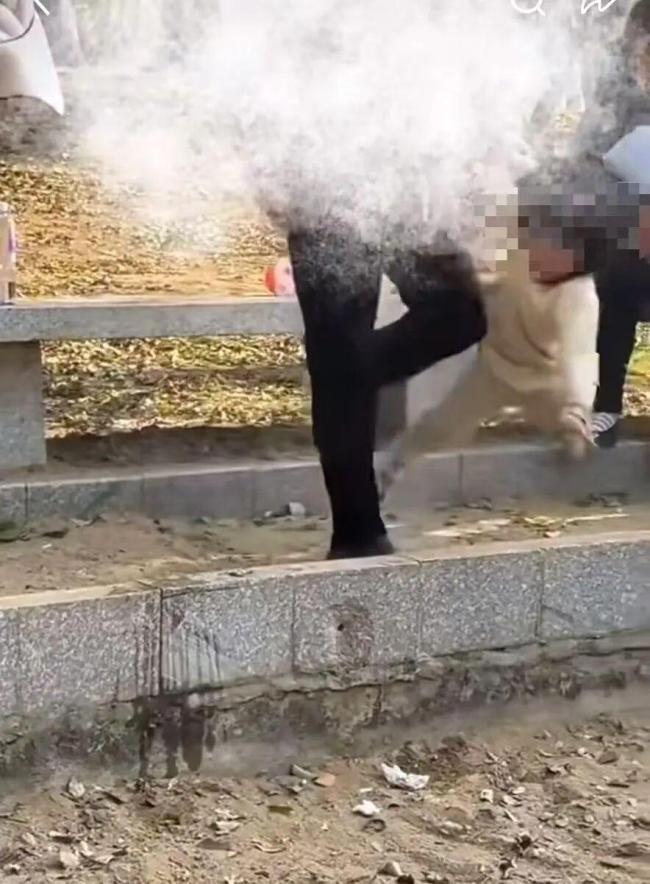 街头多次踢踹幼女老太为亲外婆 情绪失控引关注