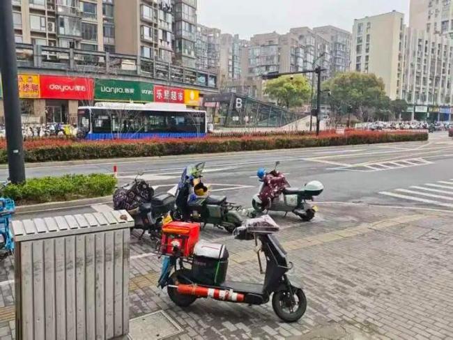 杭州全城寻找救摔倒阿姨的外卖小哥