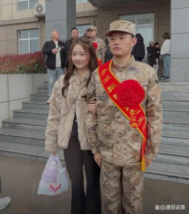 女孩送男友当兵猝不及防被告白 全网破防的承诺