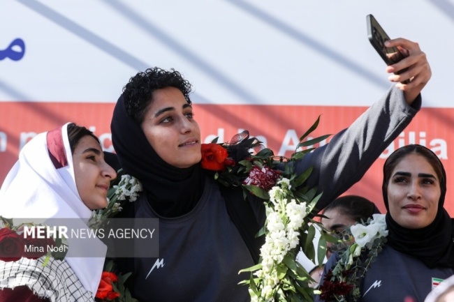 谣言不攻自破？伊朗女足回国受到英雄般欢迎，现场献花环 签名互动 温馨合影留念