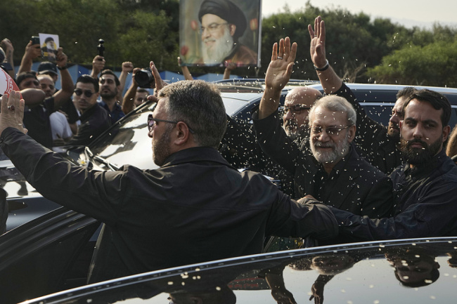 伊朗“最后谈判者”死了,美国“反战高官”辞了:美伊战争的牌桌被谁掀了?