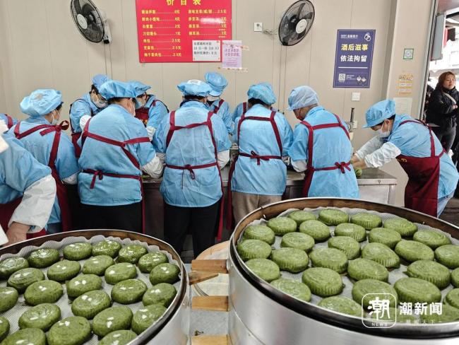 杭州一家店每天卖6000个青团 艾草香飘春日滋味