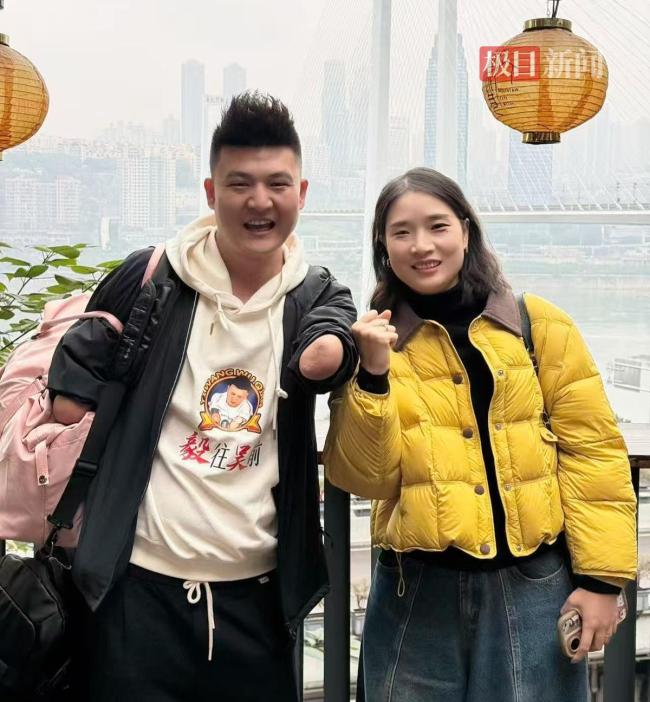 35岁无臂单亲爸爸卖炒饭还百万债 励志人生赢得百万点赞