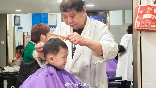 二月二理发师忙到抬不起头 市民扎堆讨彩头