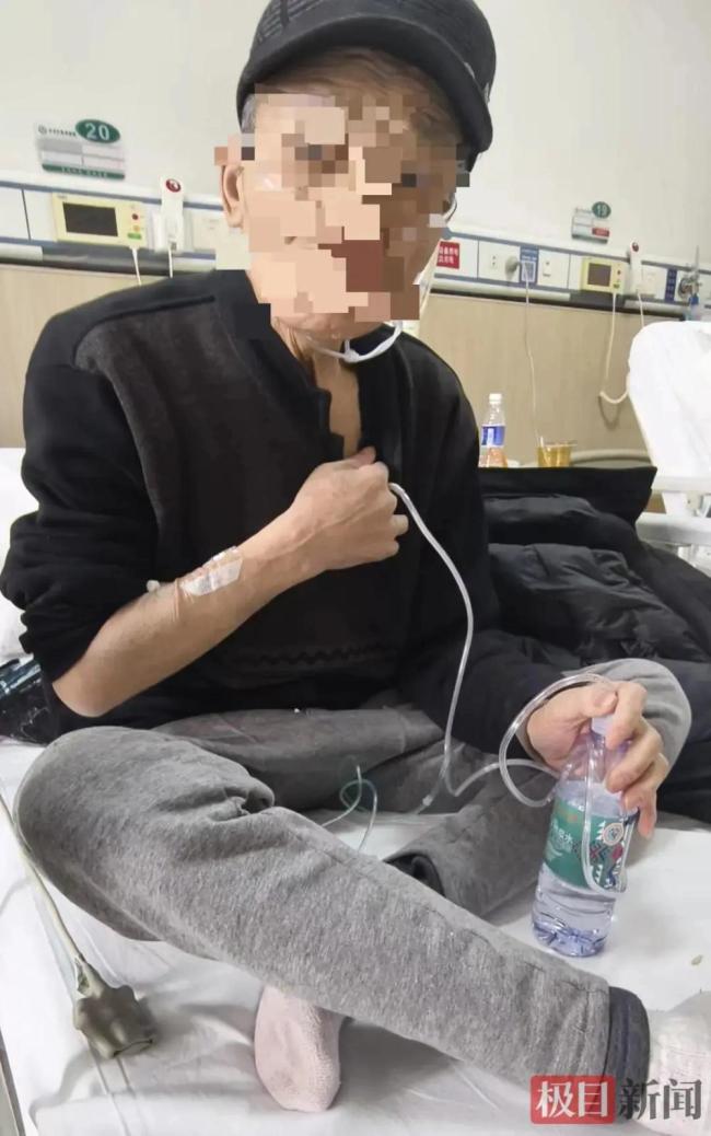 七旬老人呼吸困难自行拿剪刀捅胸