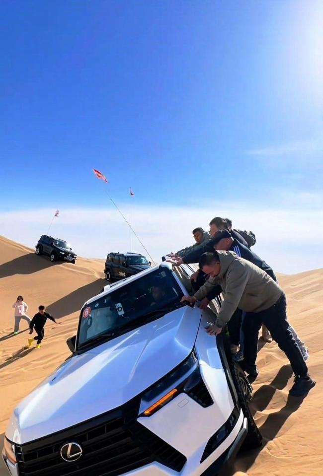 于东来带爱人沙漠越野时侧翻