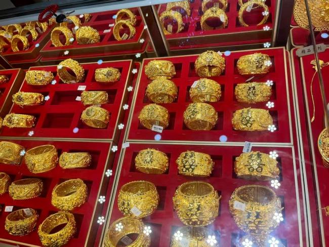 金价暴跌 有金店一天狂卖3斤黄金 市场冰火两重天